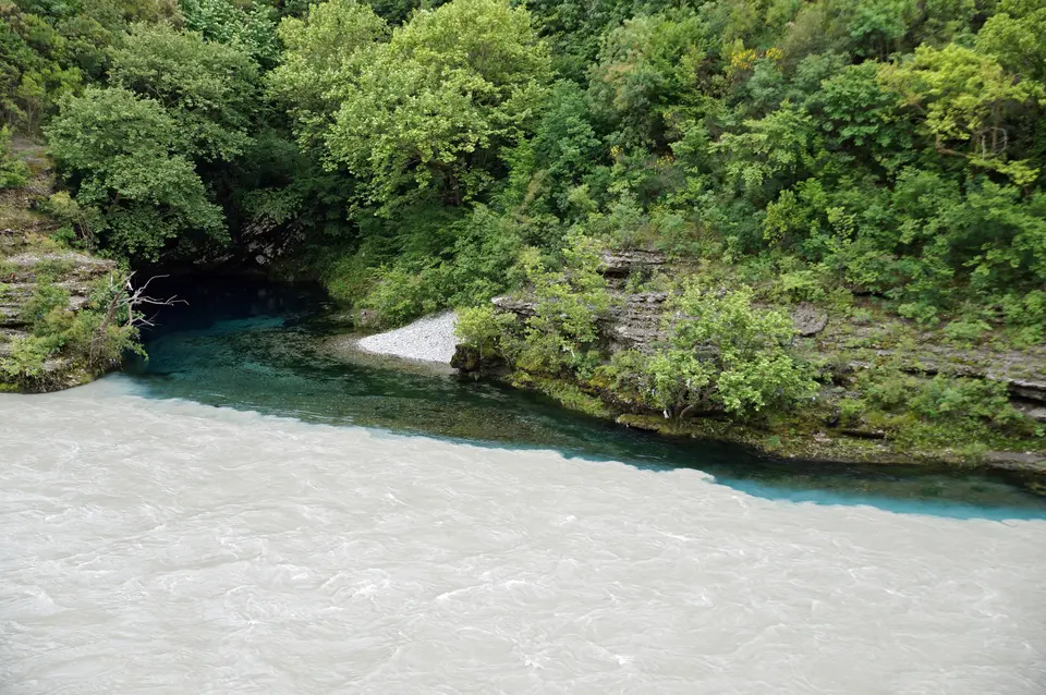 Uji i Zi ku burimi i bashkohet Vjosës pranë Këlcyrës