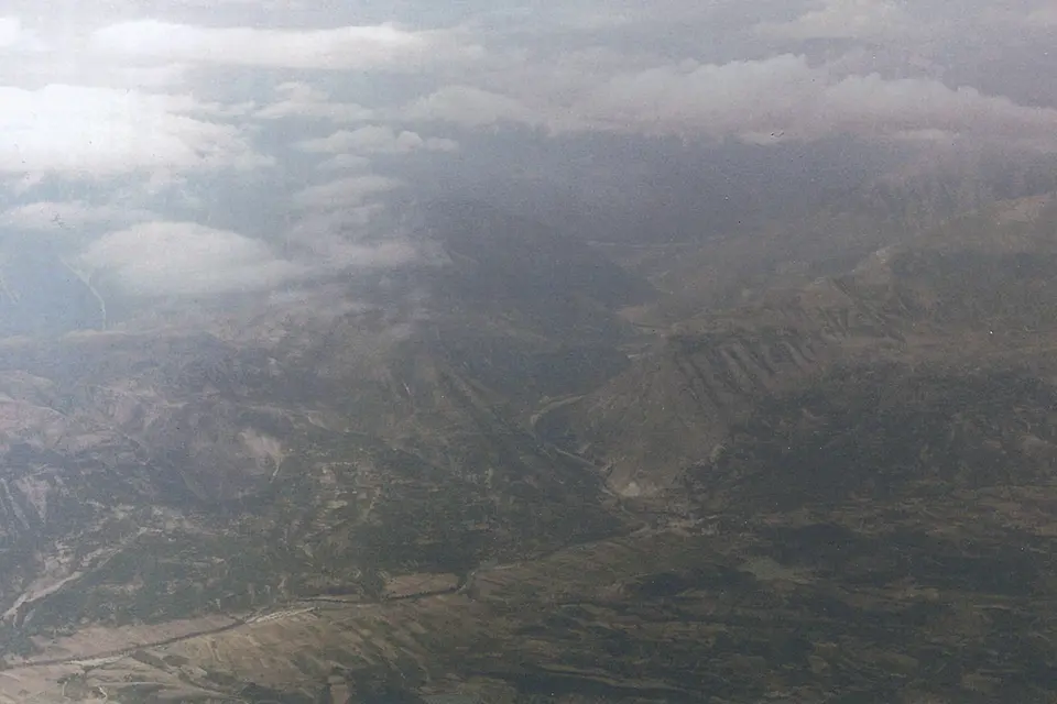 Shkëmbinjtë dhe lumi në Grykën e Këlcyrës