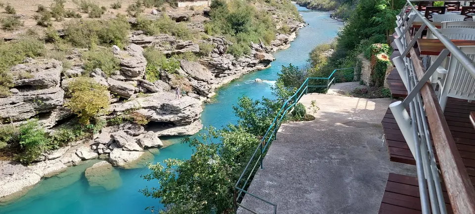 Vjosa duke kaluar mes mureve gëlqerore të Grykës së Këlcyrës